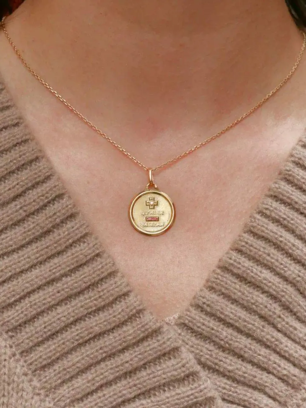 Médaille amour Augis ronde Plus qu'hier moins que demain or jaune diamant rubis
