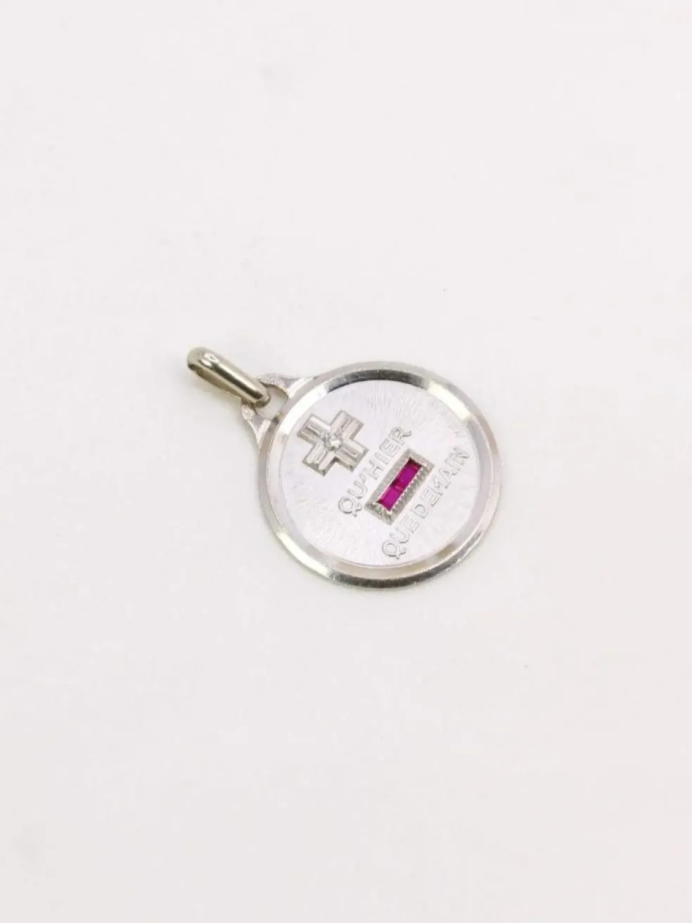 Médaille amour Augis ronde Plus qu'hier moins que demain or blanc diamant rubis