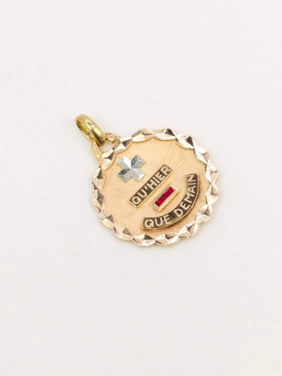 Médaille amour Augis ronde Plus qu'hier moins que demain or jaune rubis