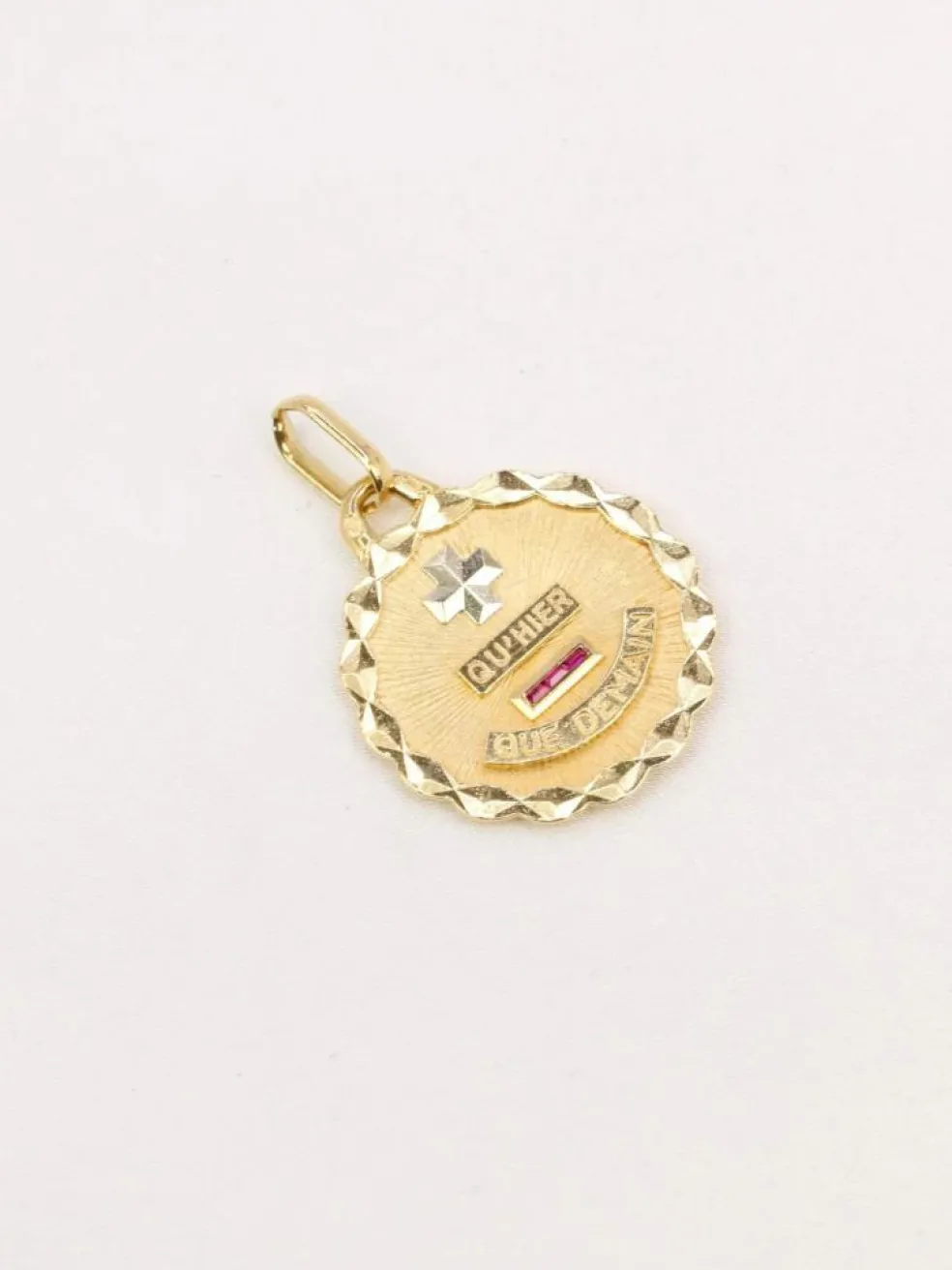 Médaille amour Augis ronde Plus qu’hier moins que demain or jaune rubis