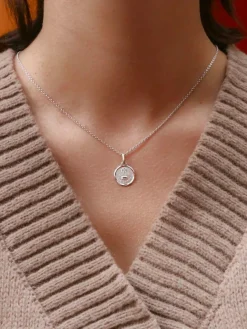 Médaille amour Augis ronde Plus qu'hier moins que demain or blanc diamant rubis