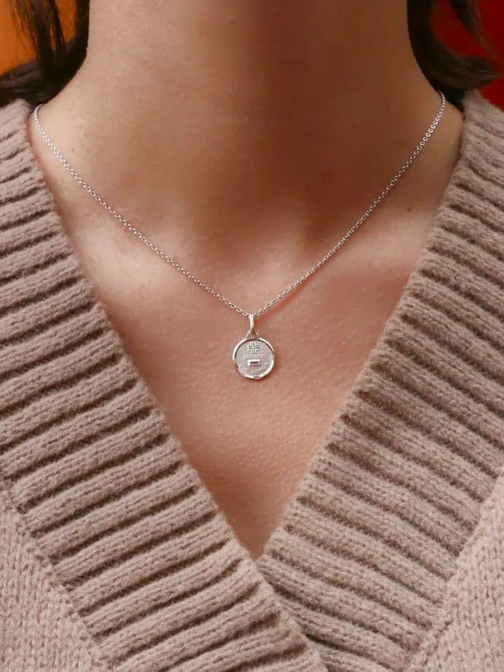 Médaille amour Augis ronde Plus qu'hier moins que demain or blanc diamant rubis