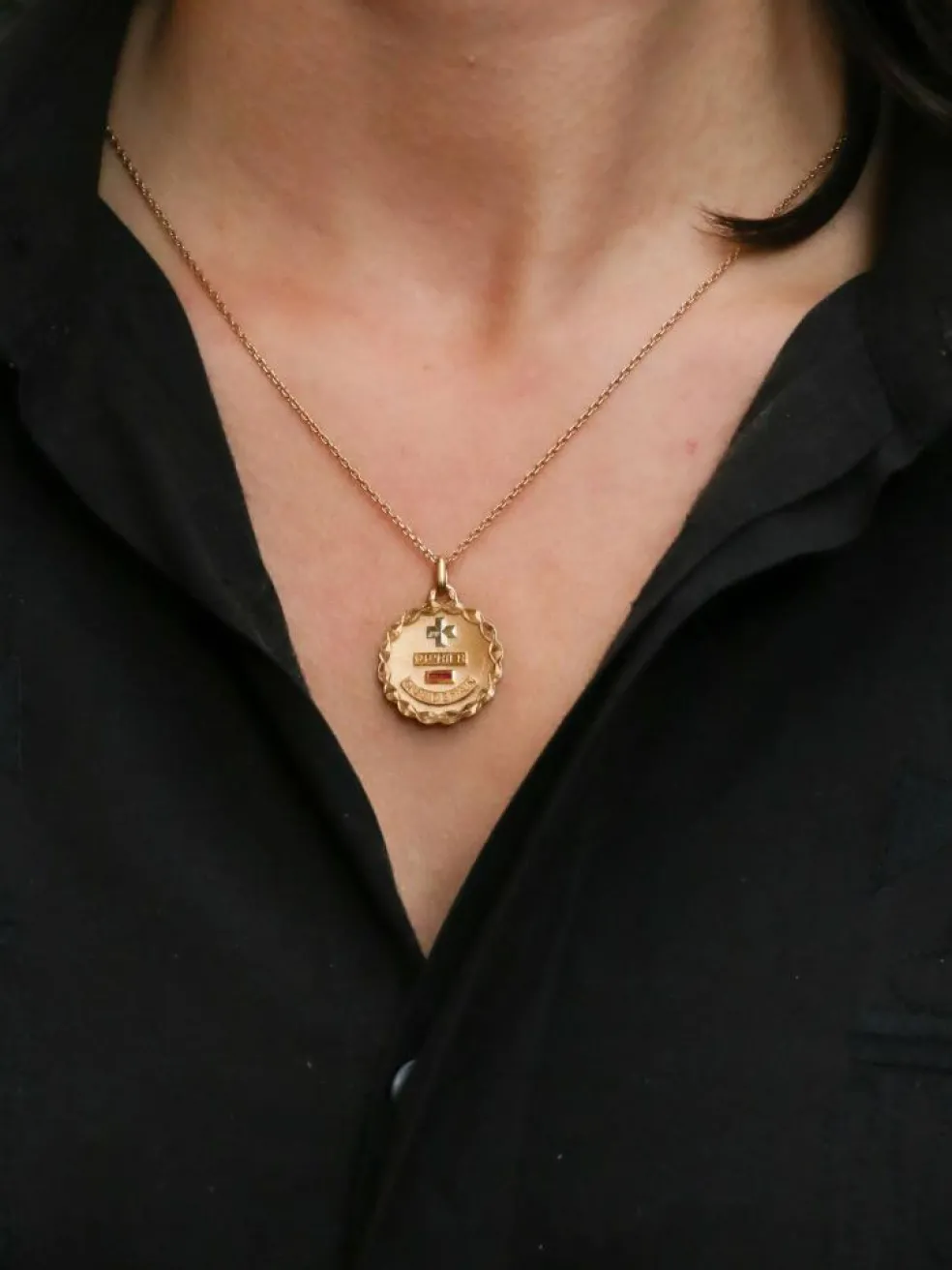 Médaille amour Augis ronde Plus qu'hier moins que demain or jaune rubis
