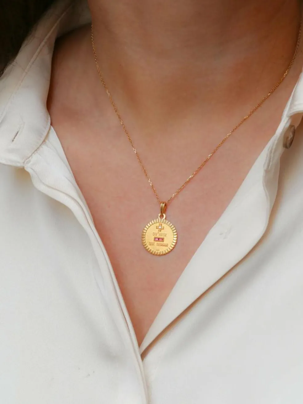 Médaille amour Augis ronde or et diamant, Plus qu’hier moins que demain