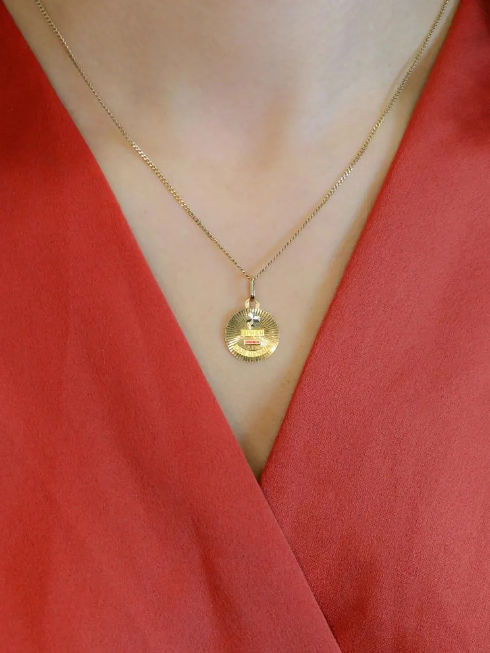 Médaille amour Augis ronde rayons Plus qu'hier moins que demain or jaune rubis
