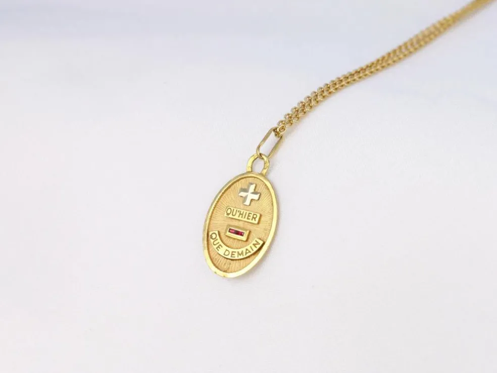 Médaille Amour ovale Plus qu’hier moins que demain, Augis