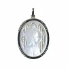 Médaille ancienne Art Déco Vierge sur nacre, or blanc, et perles
