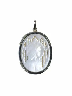 Médaille ancienne Art Déco Vierge sur nacre, or blanc, et perles