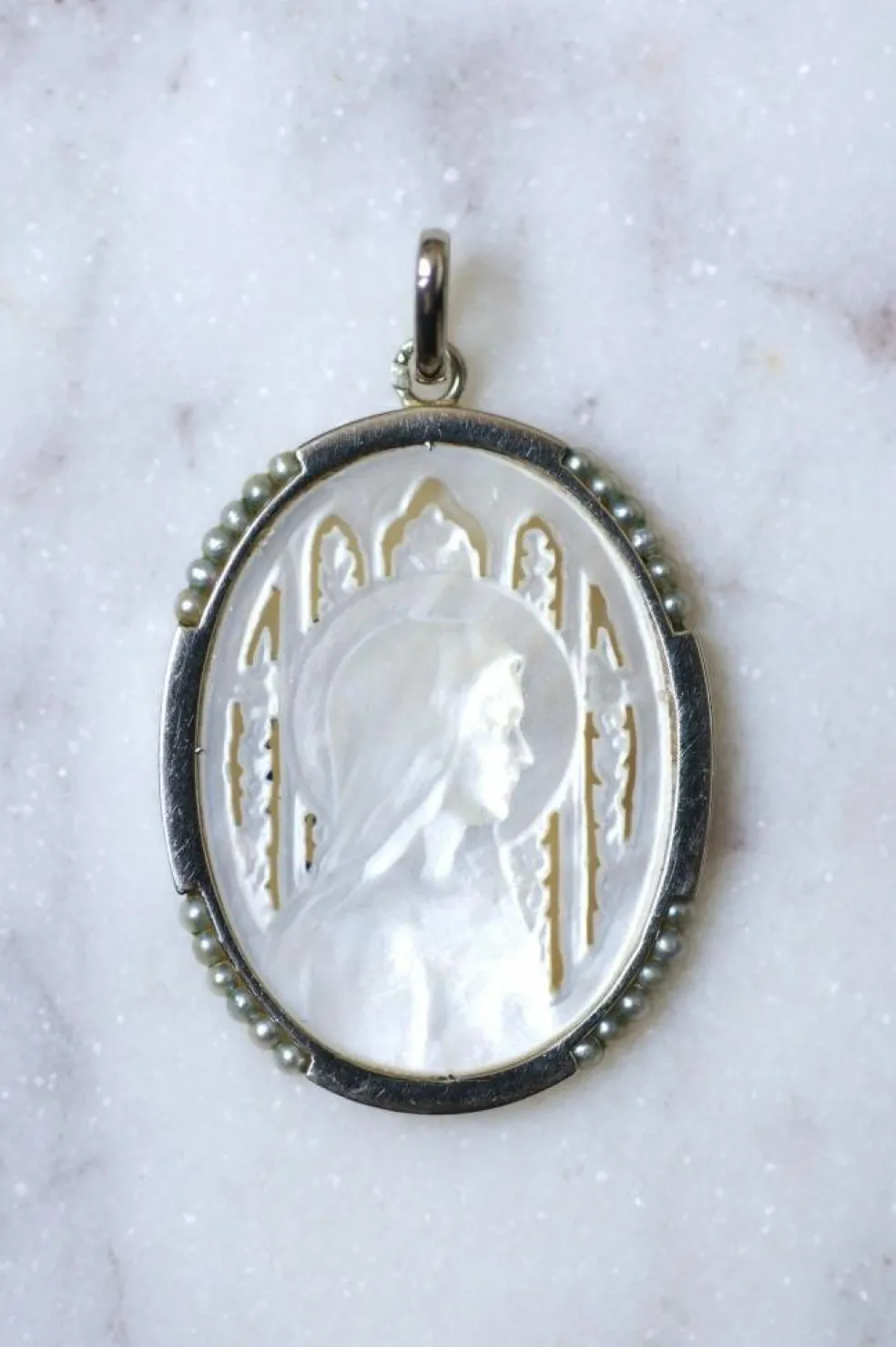 Médaille ancienne Art Déco Vierge sur nacre, or blanc, et perles