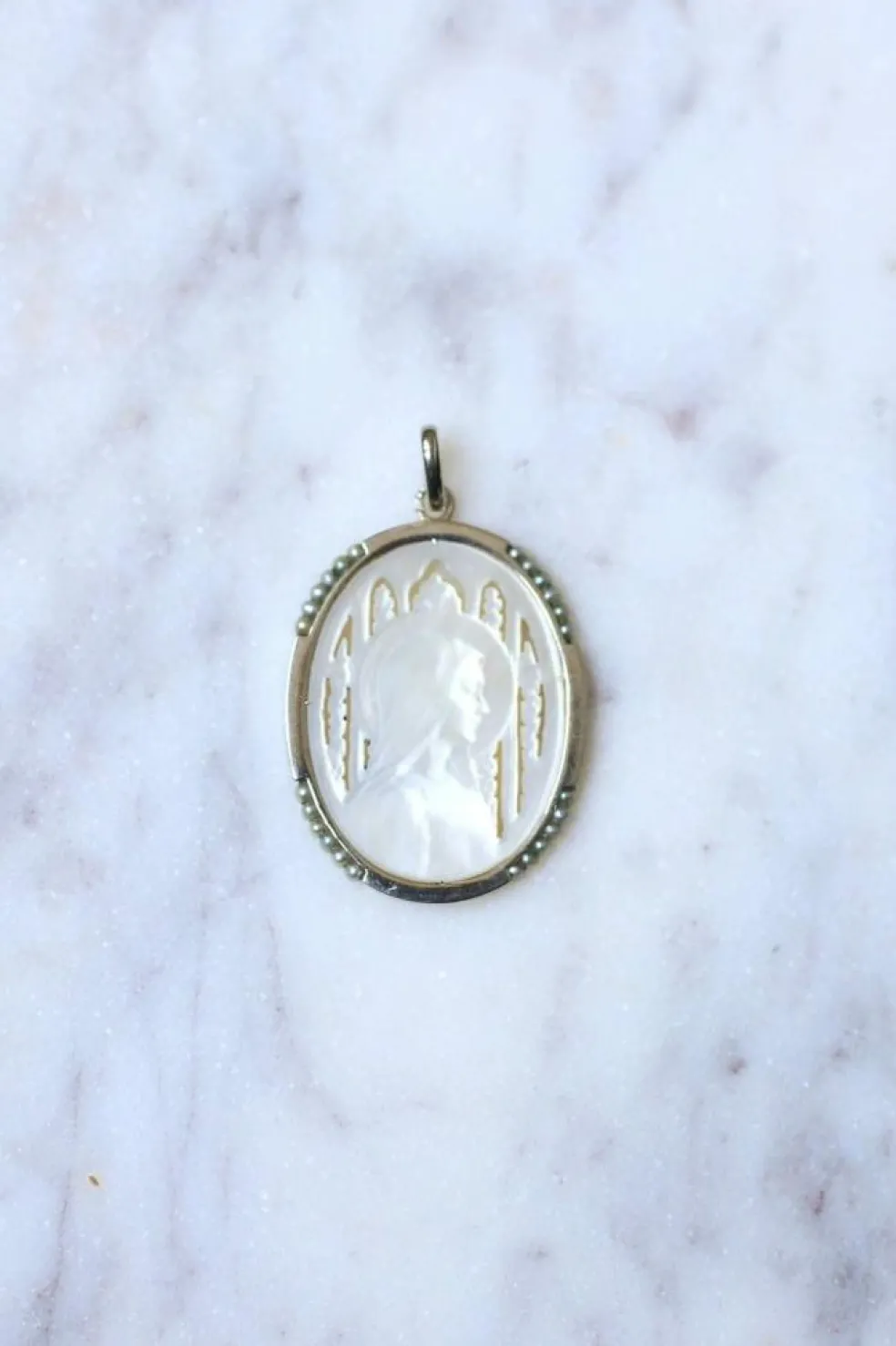 Médaille ancienne Art Déco Vierge sur nacre, or blanc, et perles
