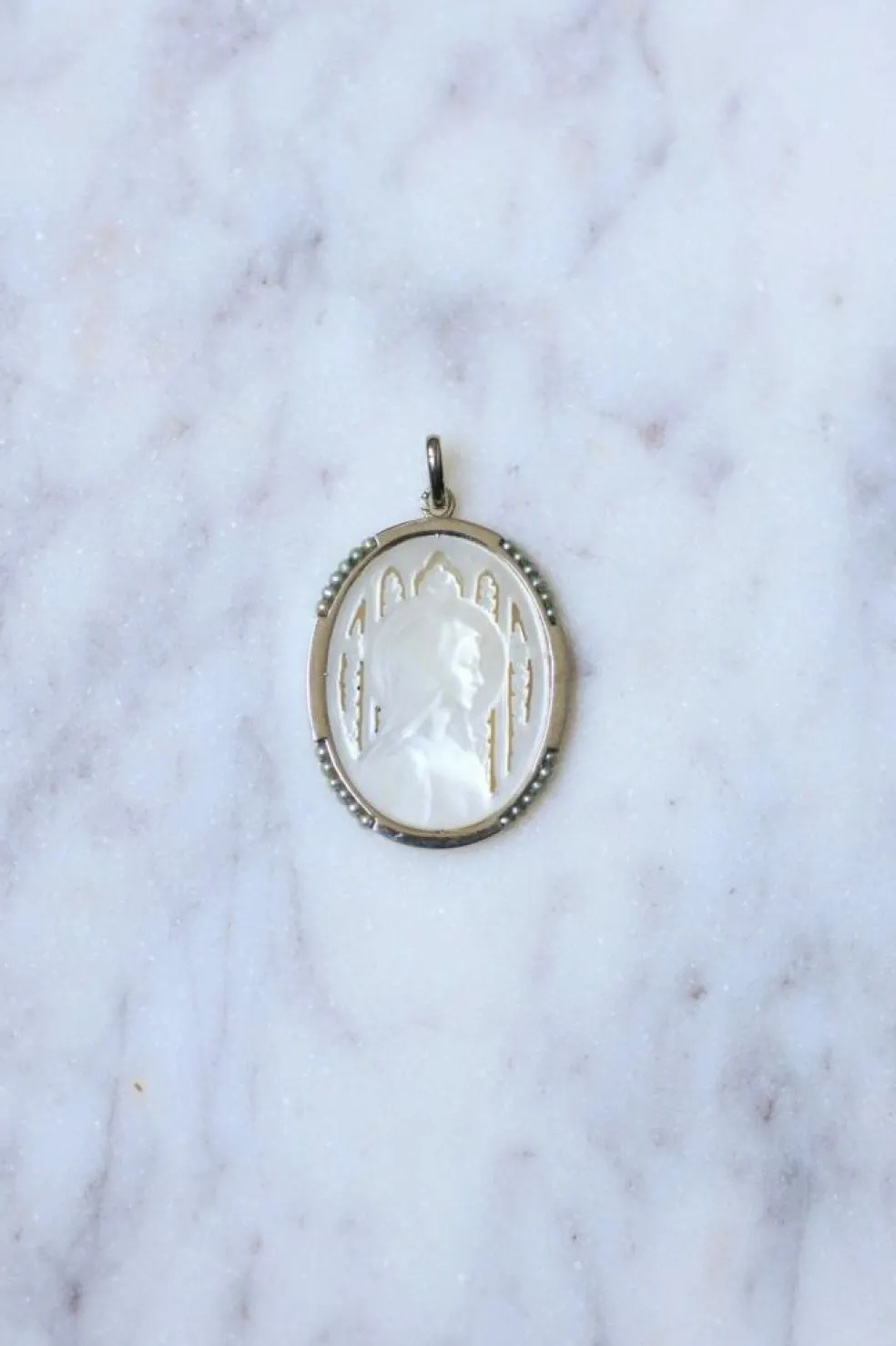 Médaille ancienne Art Déco Vierge sur nacre, or blanc, et perles