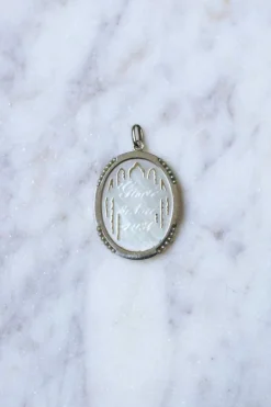 Médaille ancienne Art Déco Vierge sur nacre, or blanc, et perles