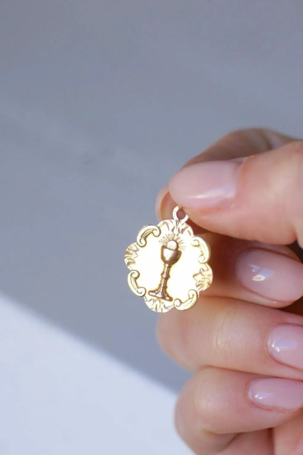 Médaille ancienne au calice sur or rose