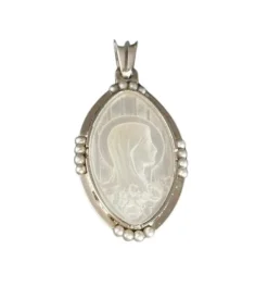 Médaille ancienne en nacre et perles fines