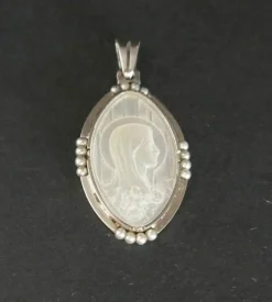 Médaille ancienne en nacre et perles fines