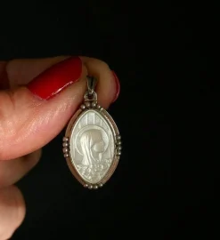 Médaille ancienne en nacre et perles fines