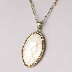 Médaille ancienne en nacre et sa chaine aux perles fines
