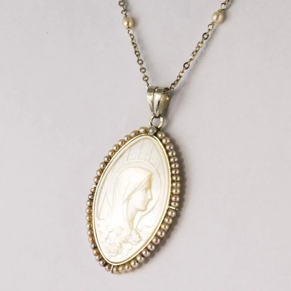 Médaille ancienne en nacre et sa chaine aux perles fines