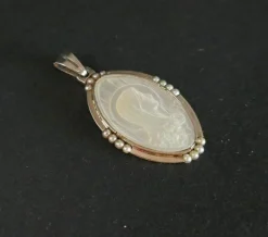 Médaille ancienne en nacre et perles fines