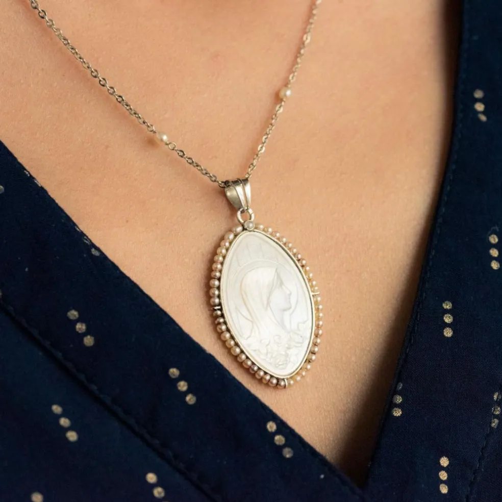Médaille ancienne en nacre et sa chaine aux perles fines