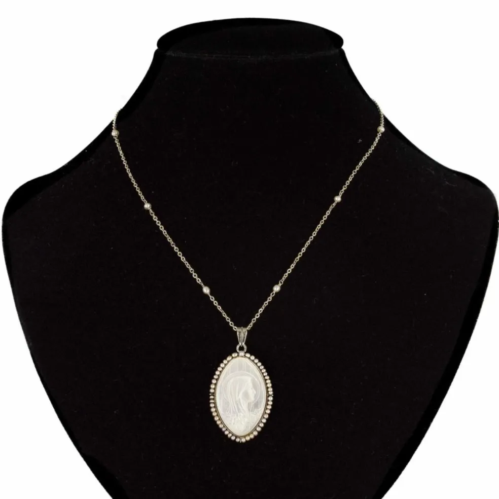 Médaille ancienne en nacre et sa chaine aux perles fines