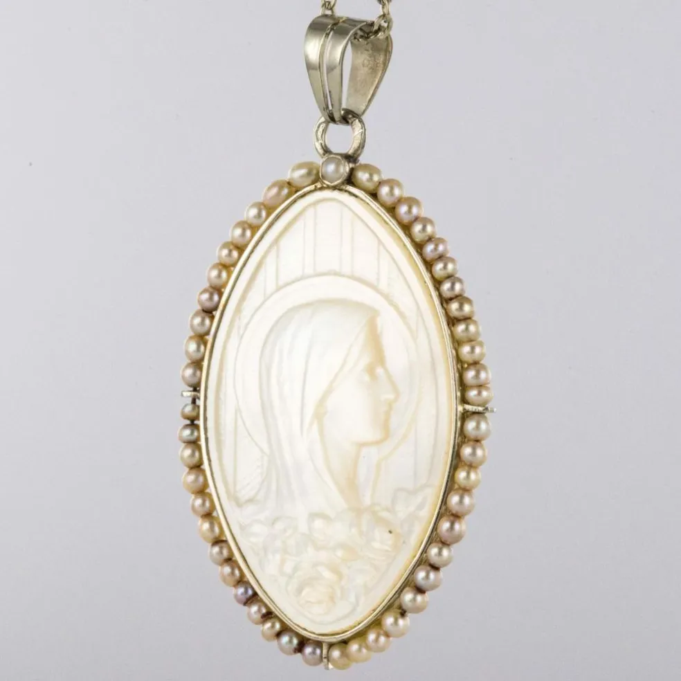Médaille ancienne en nacre et sa chaine aux perles fines