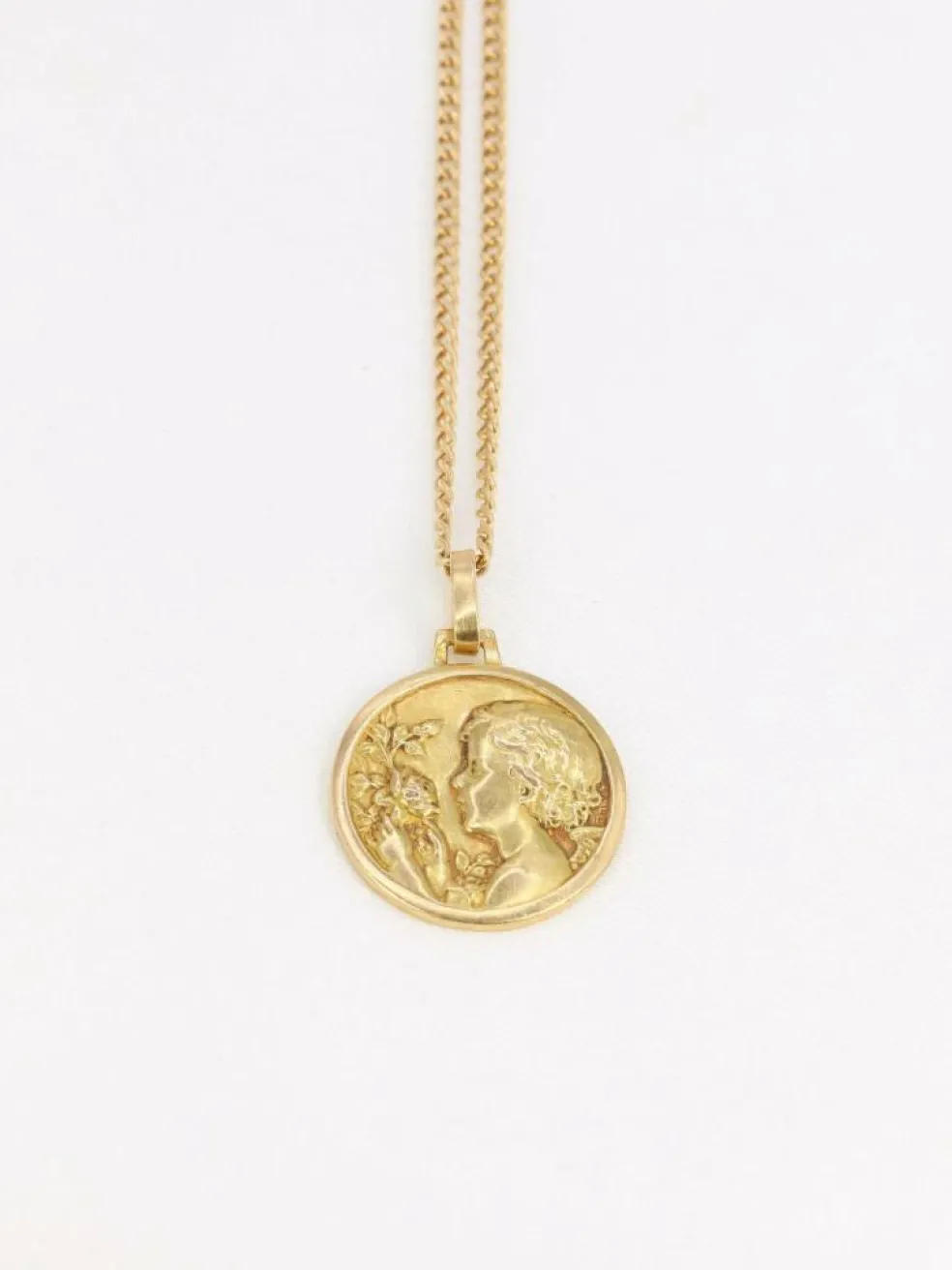 Médaille ancienne en or figurant la fillette à la rose