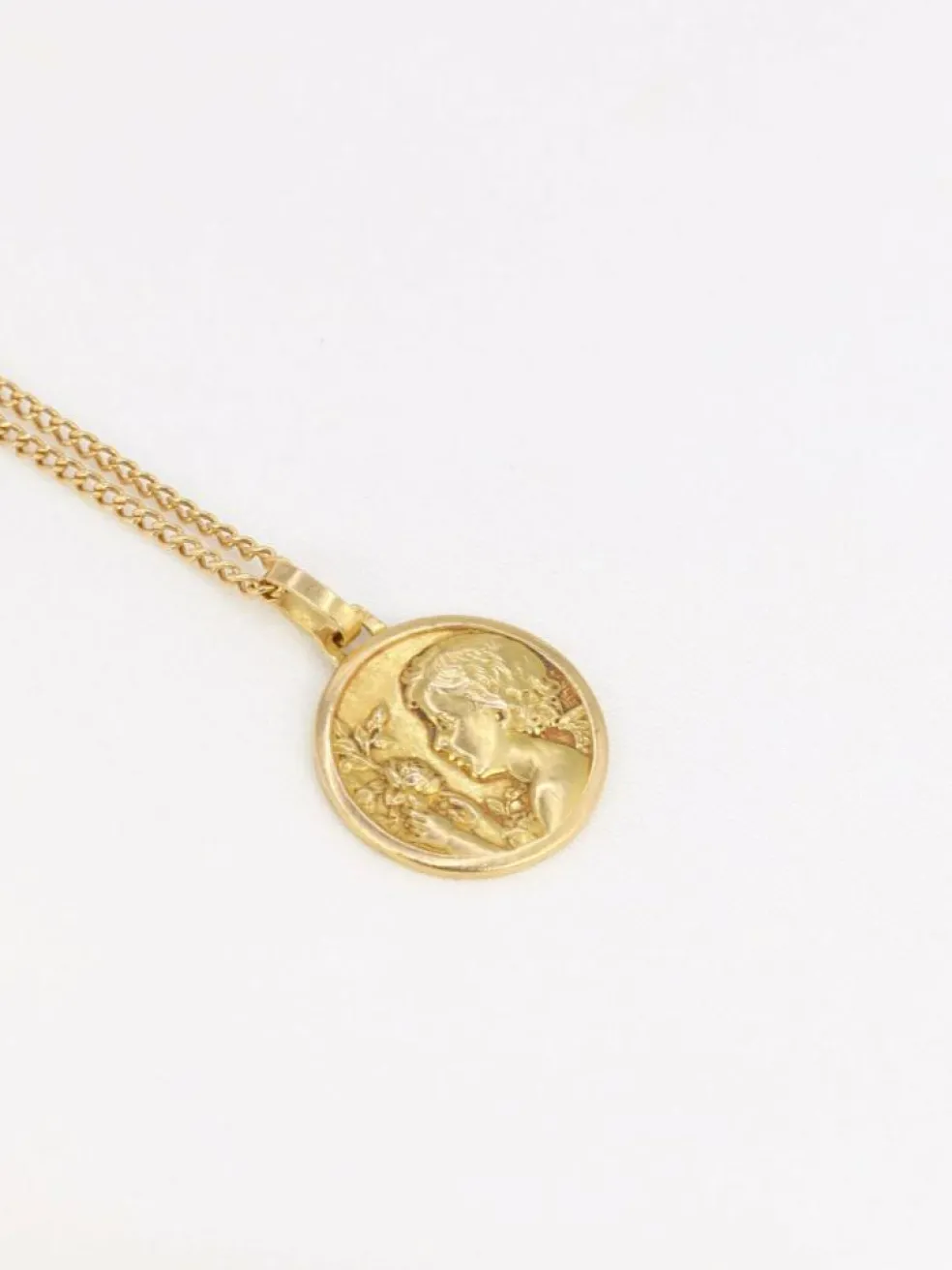Médaille ancienne en or figurant la fillette à la rose