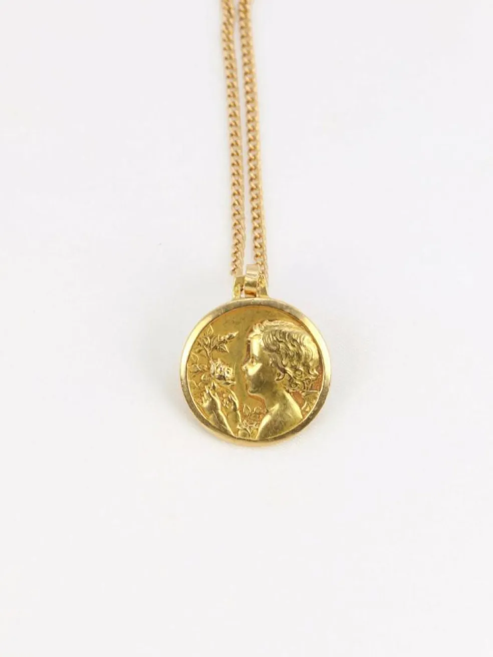 Médaille ancienne en or figurant la fillette à la rose