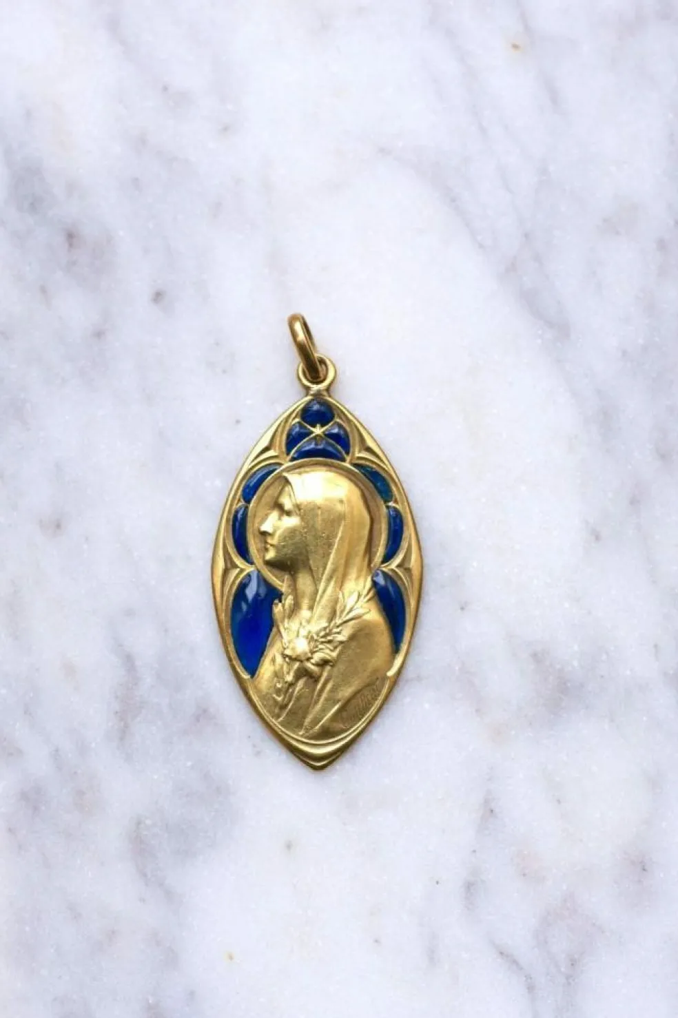 Médaille ancienne en or, Vierge Marie, et émail plique-à-jour