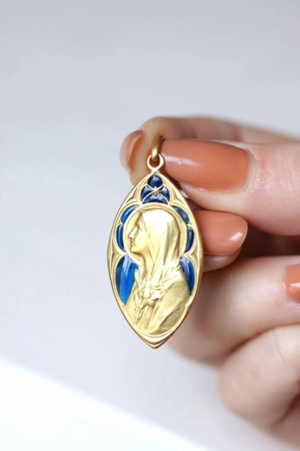 Médaille ancienne en or, Vierge Marie, et émail plique-à-jour