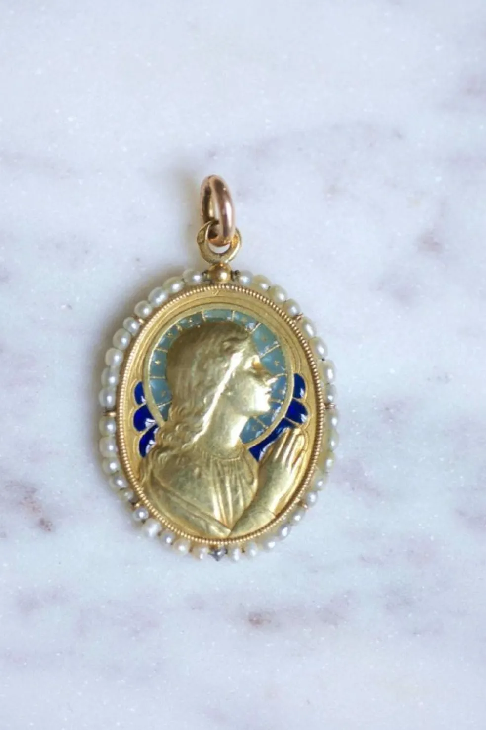 Médaille ancienne en or, Vierge Marie, émail et perles