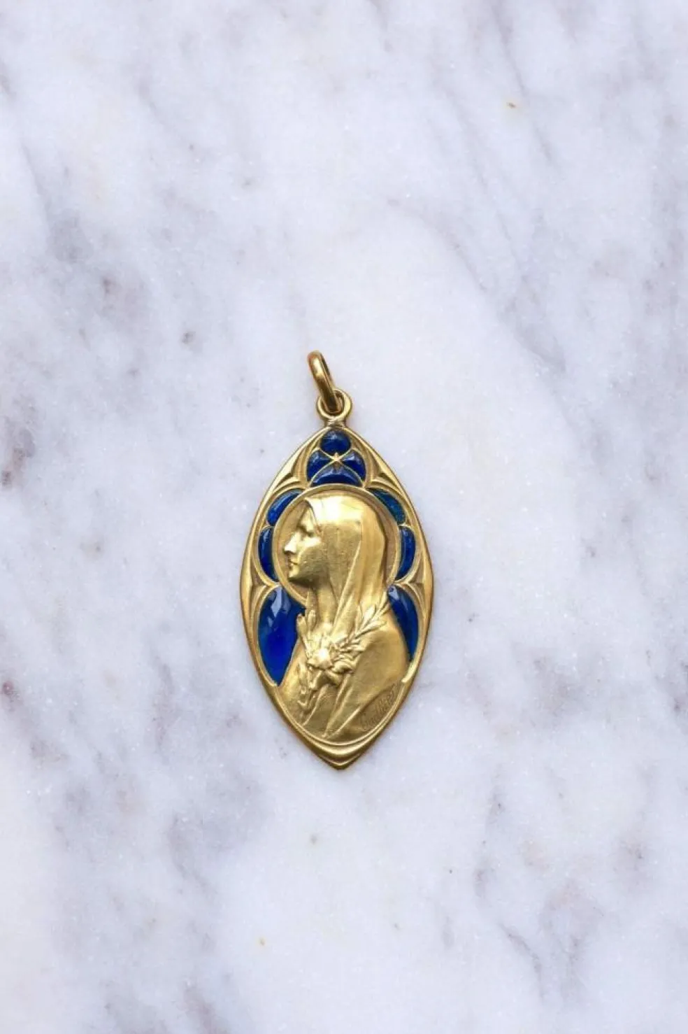 Médaille ancienne en or, Vierge Marie, et émail plique-à-jour