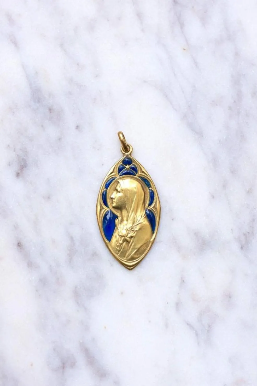Médaille ancienne en or, Vierge Marie, et émail plique-à-jour