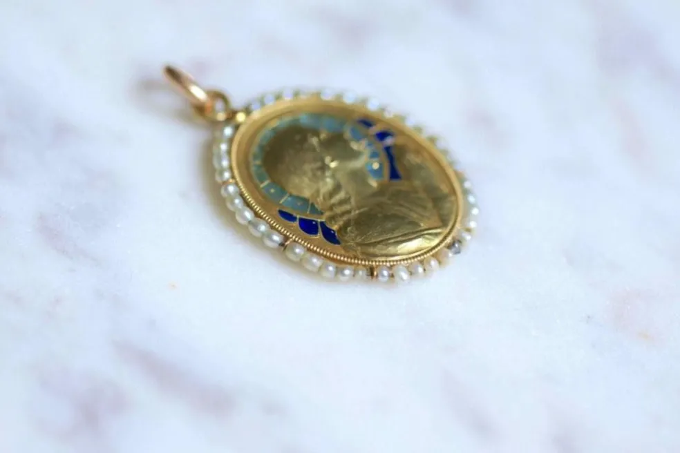Médaille ancienne en or, Vierge Marie, émail et perles