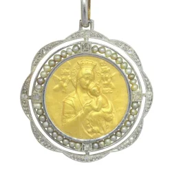 Médaille ancienne vintage en or 18 carats de style édouardien et art déco des années 1910 sertie de diamants et de perles Mère Marie Notre-Dame du Perpétuel Secours