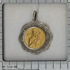 Médaille ancienne vintage en or 18 carats de style édouardien et art déco des années 1910 sertie de diamants et de perles Mère Marie Notre-Dame du Perpétuel Secours