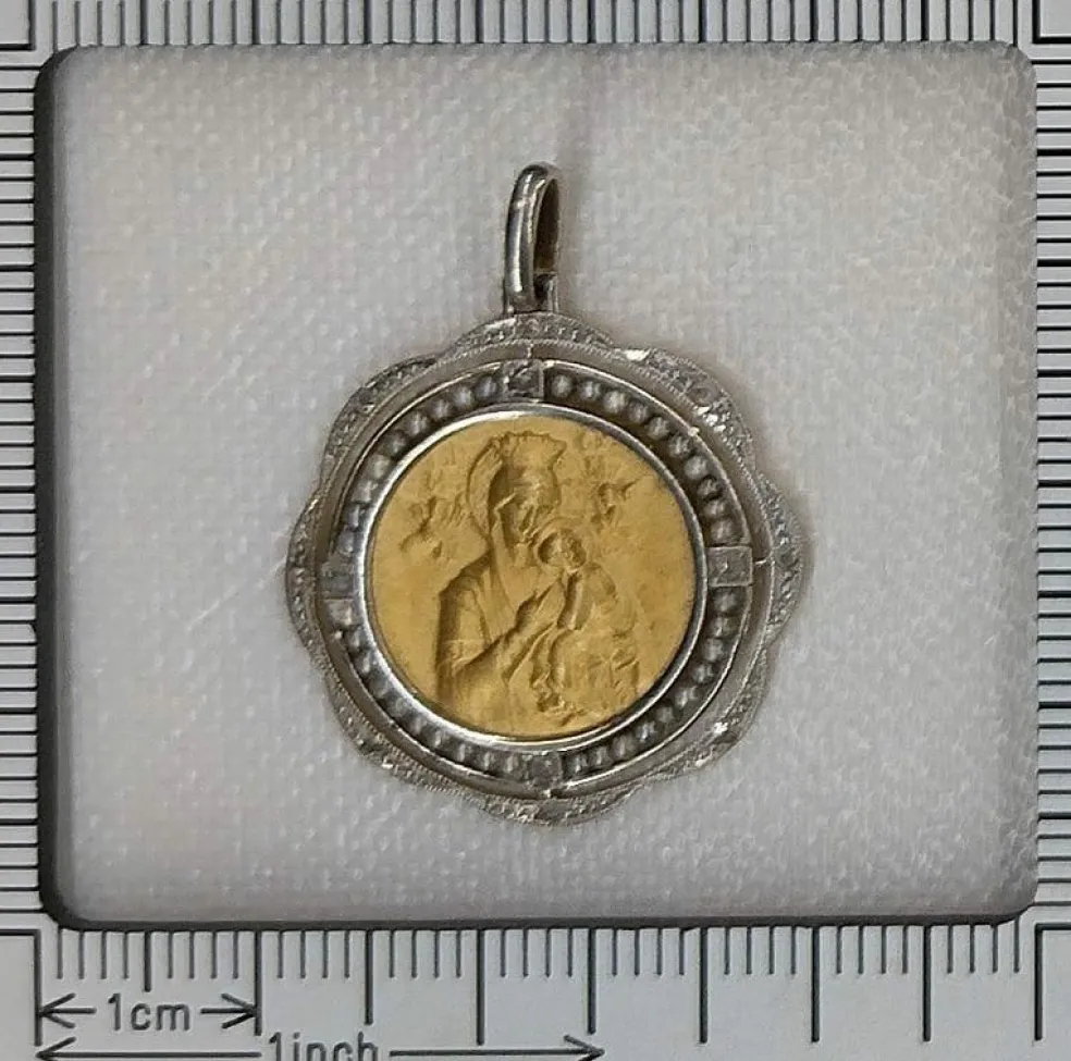 Médaille ancienne vintage en or 18 carats de style édouardien et art déco des années 1910 sertie de diamants et de perles Mère Marie Notre-Dame du Perpétuel Secours