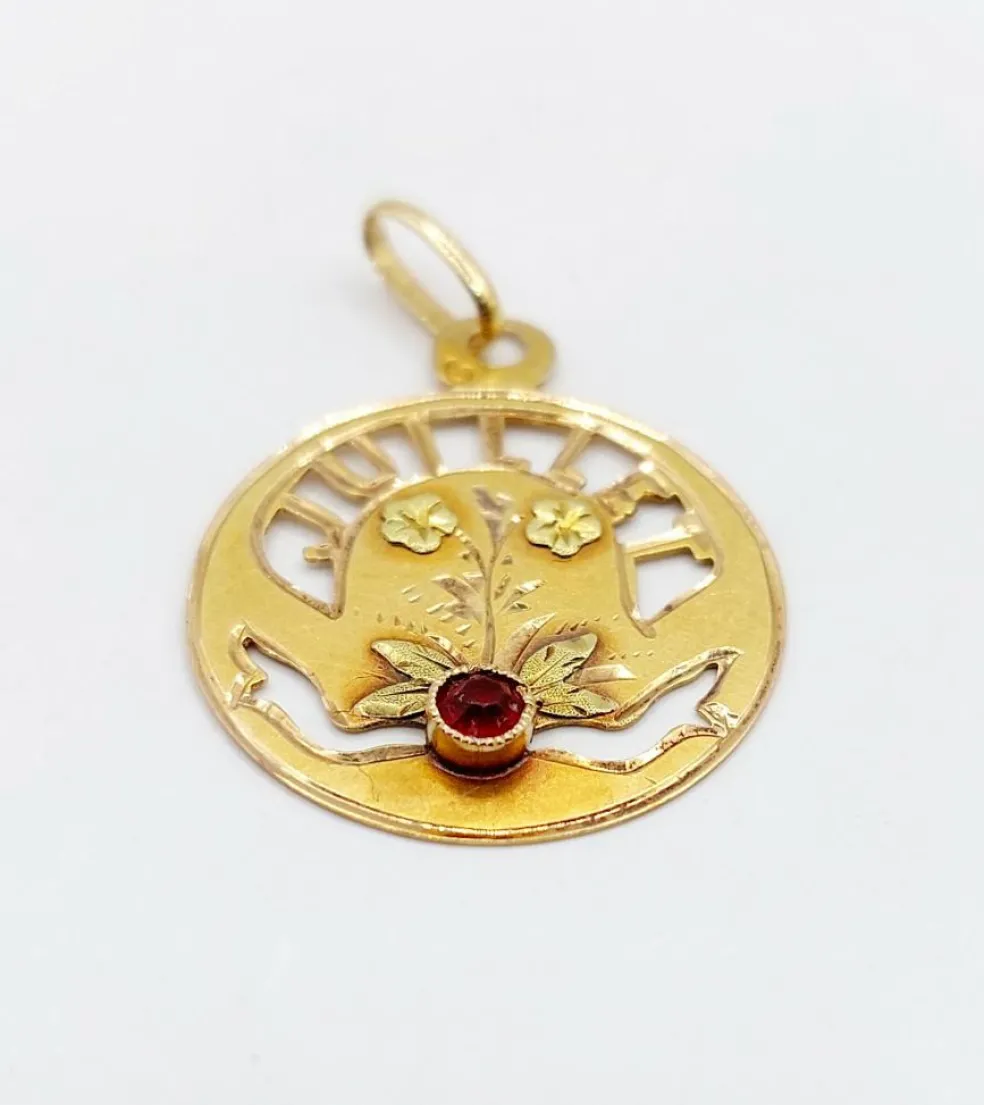 Médaille antique or jaune mois de naissance Juillet et pierre rouge (circa 1900)