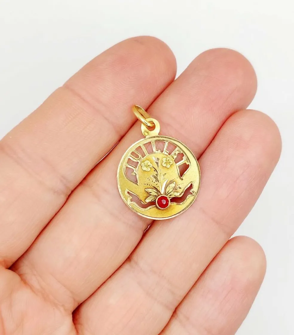 Médaille antique or jaune mois de naissance Juillet et pierre rouge (circa 1900)