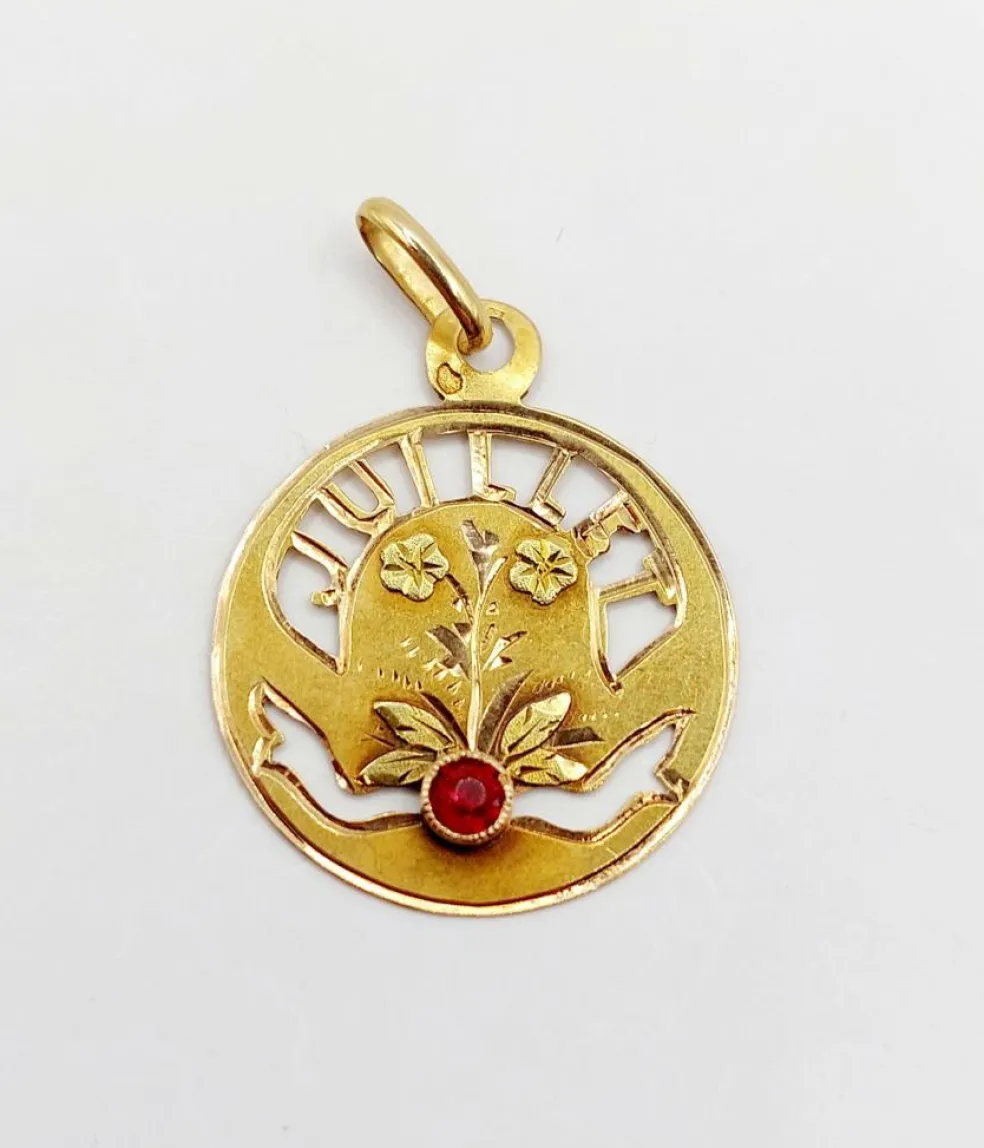 Médaille antique or jaune mois de naissance Juillet et pierre rouge (circa 1900)