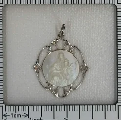 Médaille Art Déco diamants Marie et l'enfant Jésus