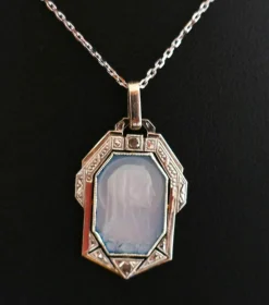 Médaille Art Déco, nacre, diamants