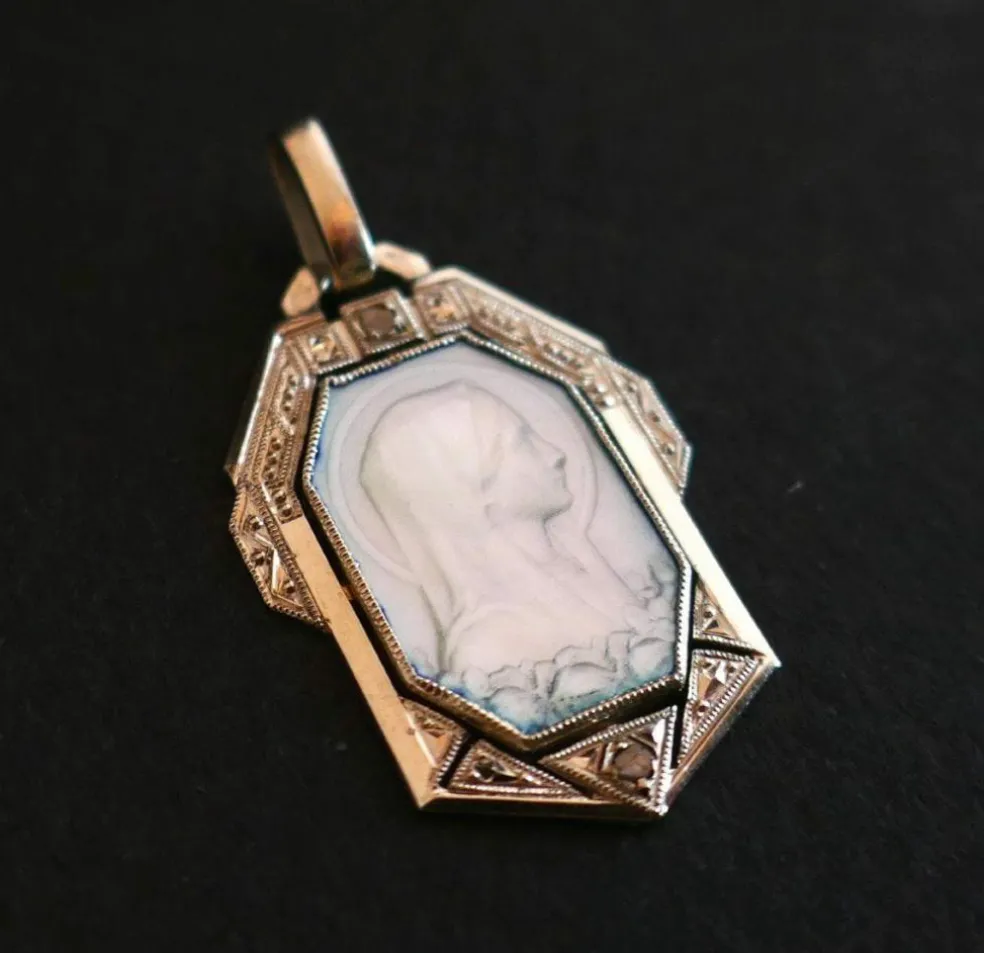 Médaille Art Déco, nacre, diamants