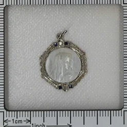 Médaille Art Déco Nacre Diamants Saphirs