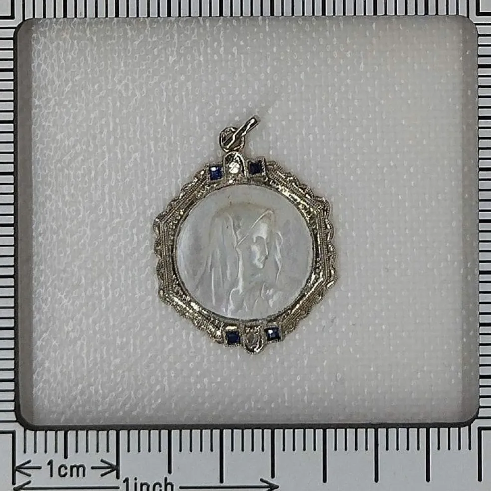 Médaille Art Déco Nacre Diamants Saphirs