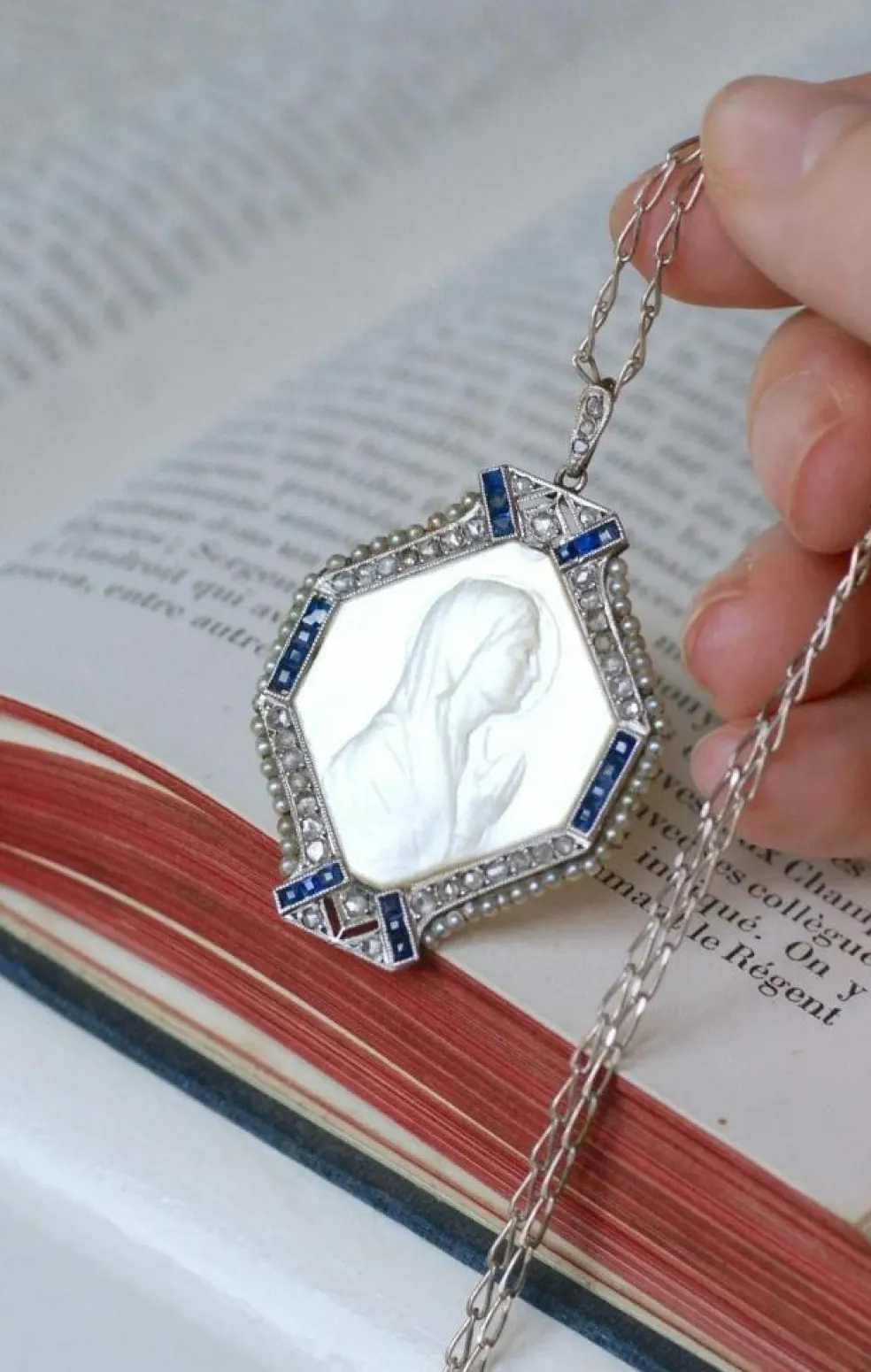 Médaille Art Déco Vierge Marie Nacre, Saphirs, Diamants et Perles