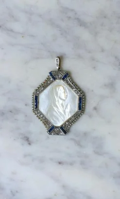 Médaille Art Déco Vierge Marie Nacre, Saphirs, Diamants et Perles