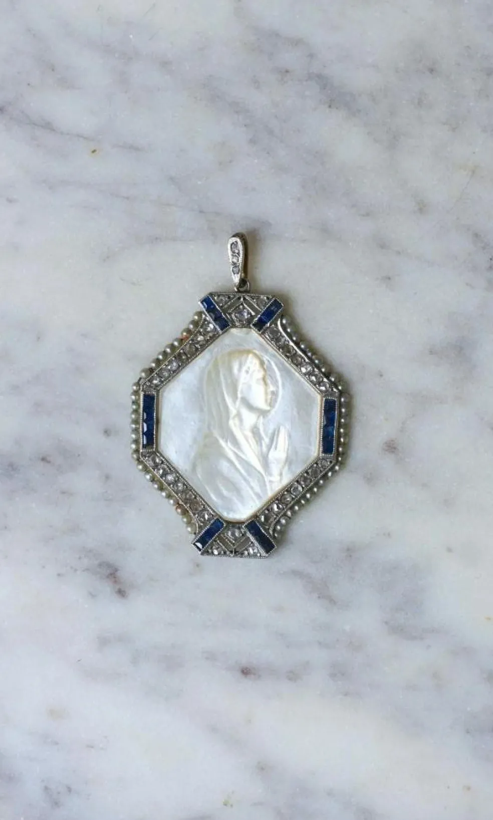 Médaille Art Déco Vierge Marie Nacre, Saphirs, Diamants et Perles