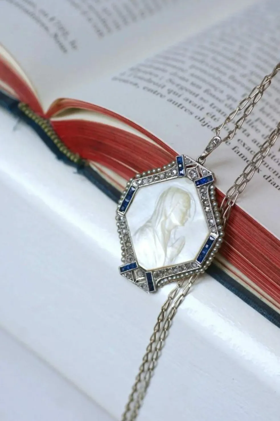 Médaille Art Déco Vierge Marie Nacre, Saphirs, Diamants et Perles
